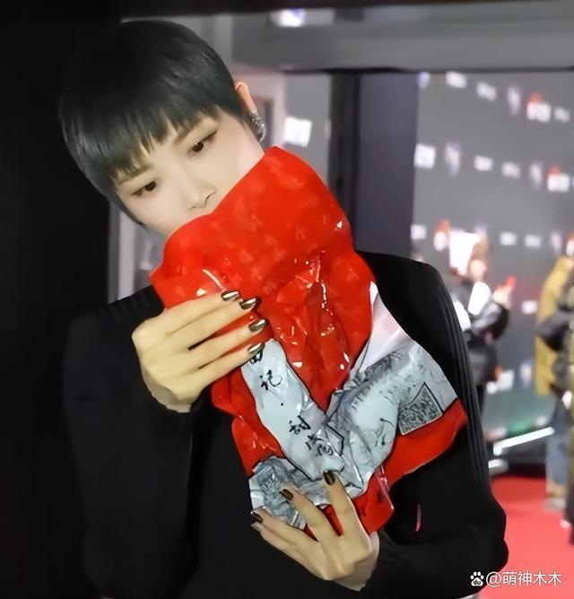 互换礼物揭开贵圈明星私下格局，胡歌送日本环保筷引争议