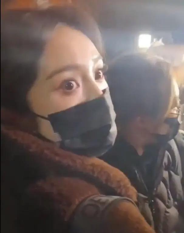 杨幂被陌生男子摸头，刘亦菲被撞飞，女明星的风险真高