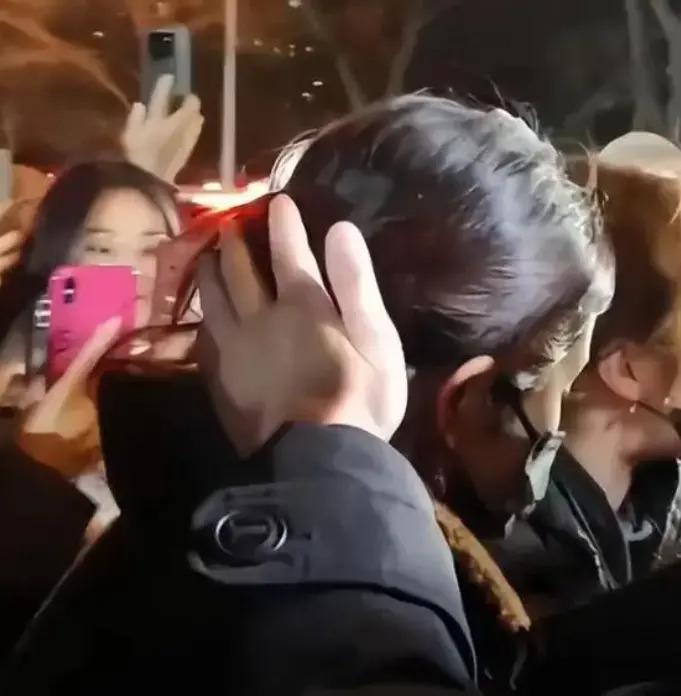 杨幂被陌生男子摸头，刘亦菲被撞飞，女明星的风险真高