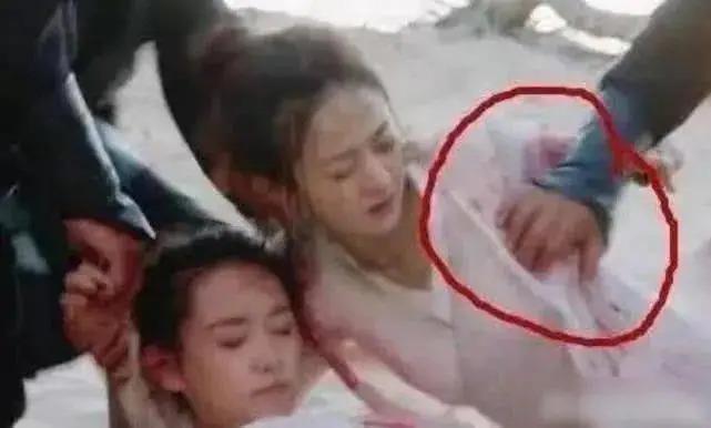 杨幂被陌生男子摸头，刘亦菲被撞飞，女明星的风险真高