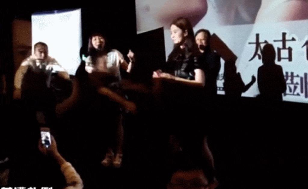 杨幂被陌生男子摸头，刘亦菲被撞飞，女明星的风险真高