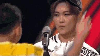 杨幂被陌生男子摸头，刘亦菲被撞飞，女明星的风险真高