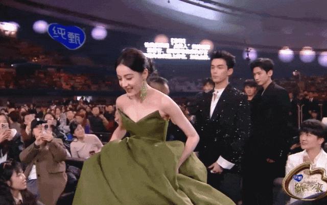 微博之夜，最赚钱的内娱笑话