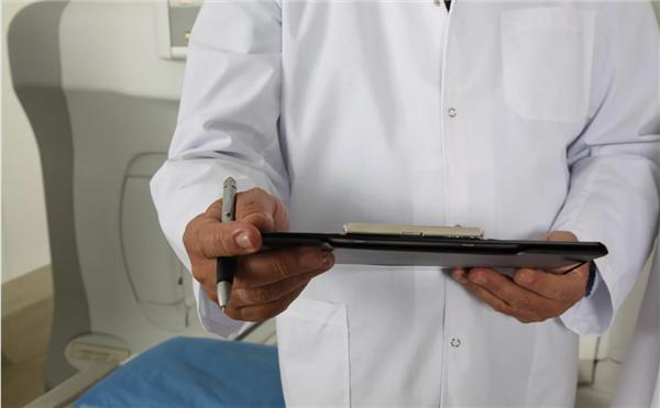 蒸炒顿顿都吃：女子连吃一周腊肠后左眼失明 医生提醒糖尿病患者注意