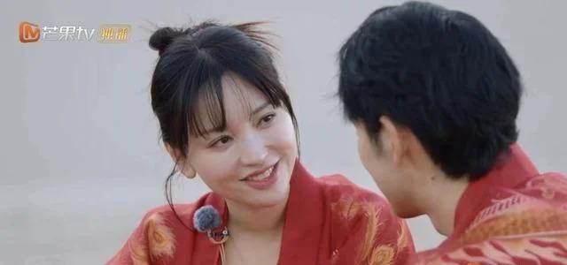 金莎劝大家谨慎打玻尿酸因为会干涉表情，朱丹表情太真实