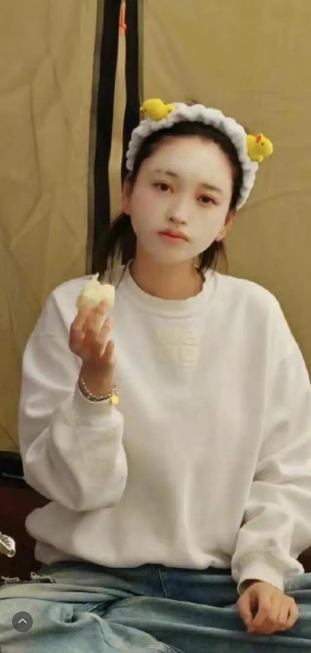 金莎劝大家谨慎打玻尿酸因为会干涉表情，朱丹表情太真实