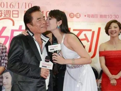 71岁影帝曾妻妾成群，六女共侍一夫，今再娶7房娇妻