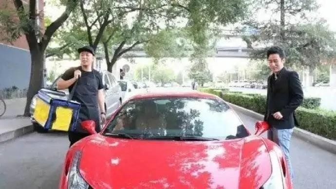 杜海涛开300万豪车被偶遇，被调侃与妈妈像同龄人