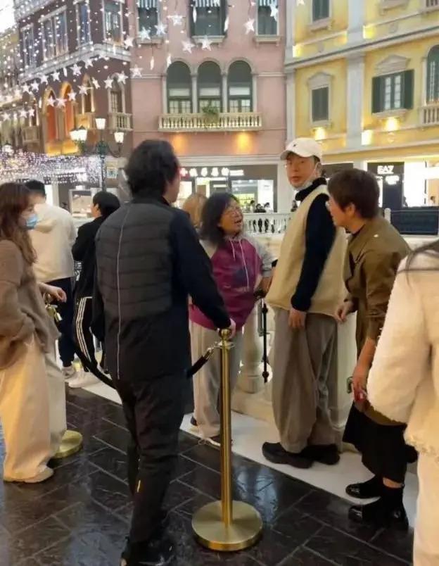 杜海涛开300万豪车被偶遇，被调侃与妈妈像同龄人