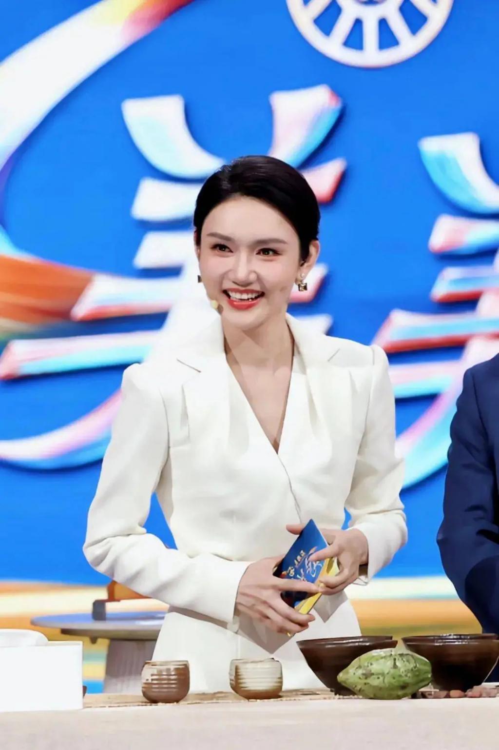 龙洋接替董卿李思思回归春晚？多次犯错仍稳坐央视一姐宝座