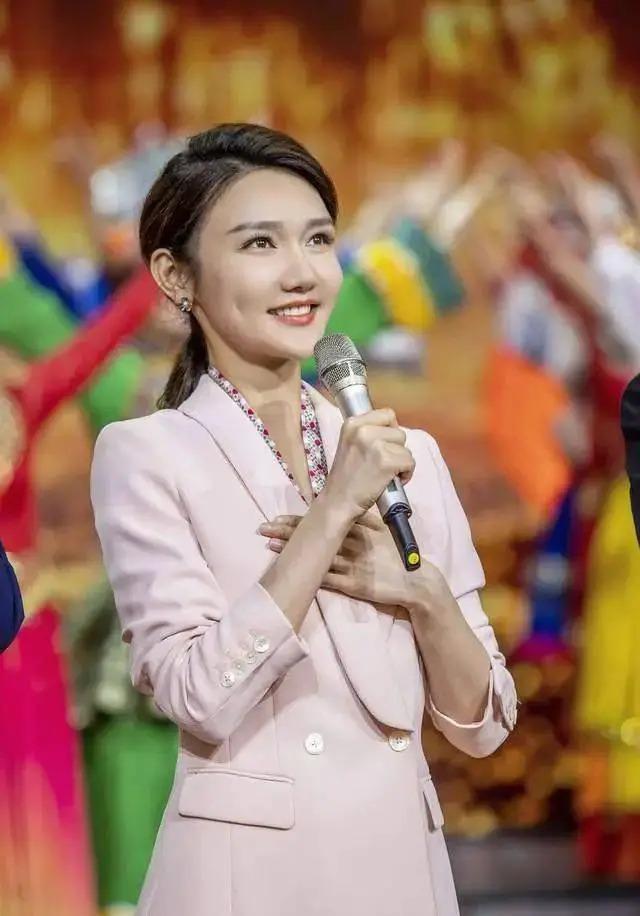 龙洋接替董卿李思思回归春晚？多次犯错仍稳坐央视一姐宝座