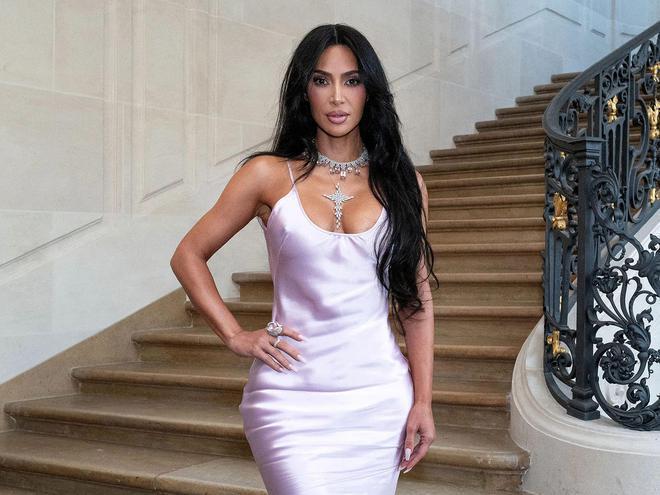 卡戴珊为女儿庆生！6岁女儿化浓妆，变直发颜值超高