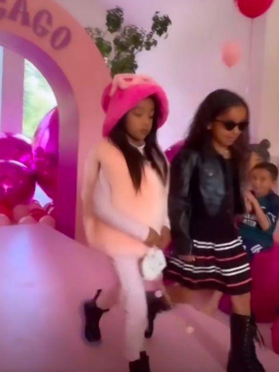 卡戴珊为女儿庆生！6岁女儿化浓妆，变直发颜值超高