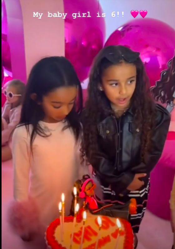 卡戴珊为女儿庆生！6岁女儿化浓妆，变直发颜值超高