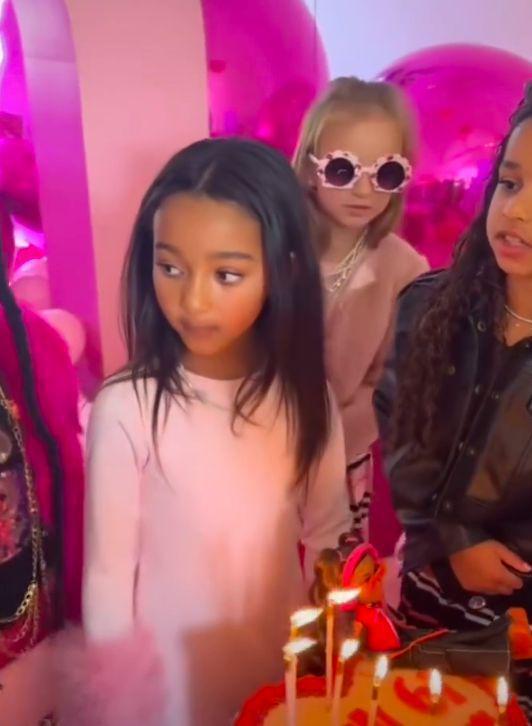 卡戴珊为女儿庆生！6岁女儿化浓妆，变直发颜值超高