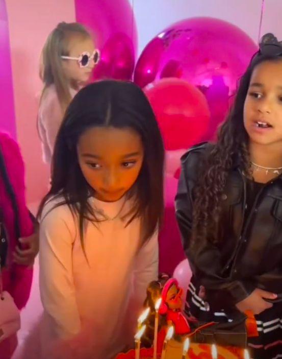 卡戴珊为女儿庆生！6岁女儿化浓妆，变直发颜值超高