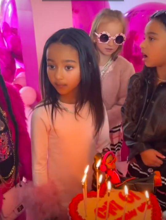 卡戴珊为女儿庆生！6岁女儿化浓妆，变直发颜值超高