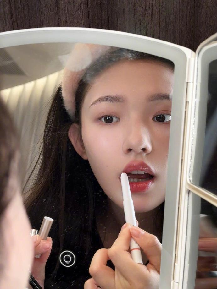 林允晒对镜化妆图 表情可爱灵动