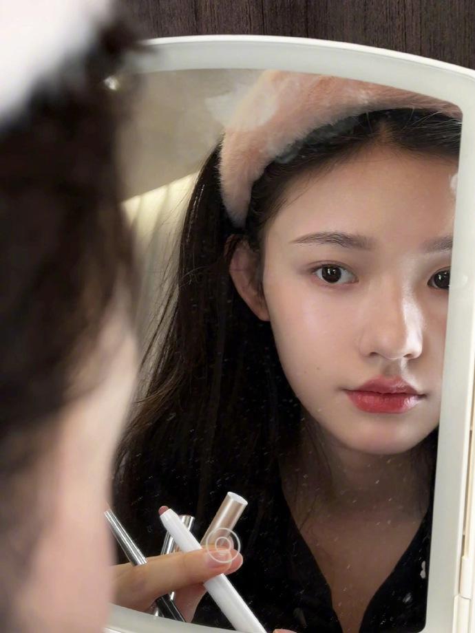 林允晒对镜化妆图 表情可爱灵动