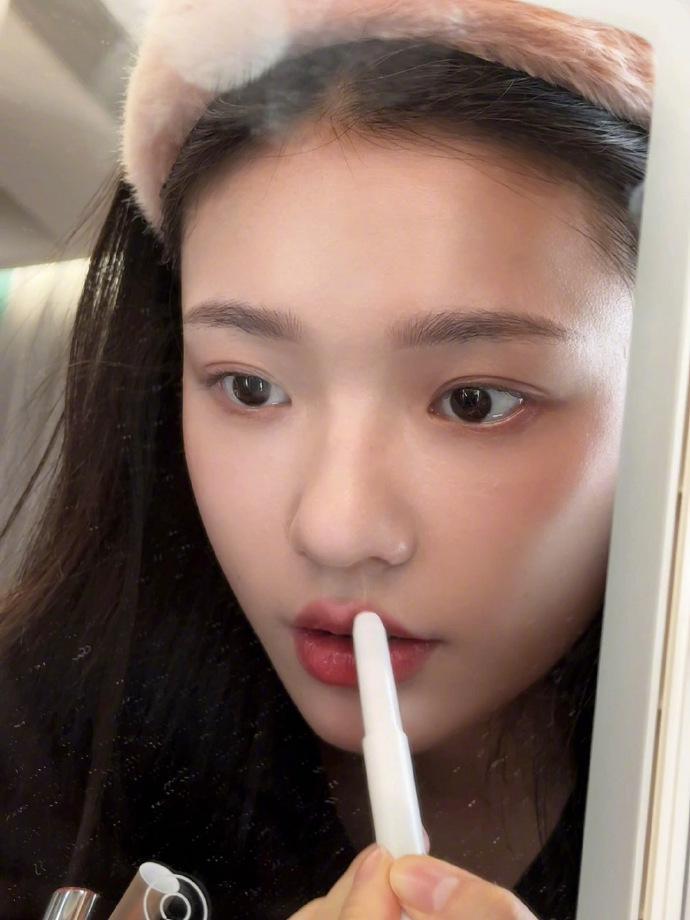 林允晒对镜化妆图 表情可爱灵动