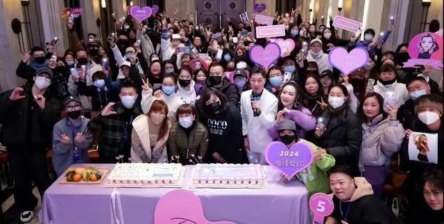 歌迷为李玟过49岁冥诞 二姐现身同歌迷一起切蛋糕