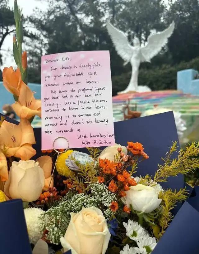 歌迷为李玟过49岁冥诞 二姐现身同歌迷一起切蛋糕