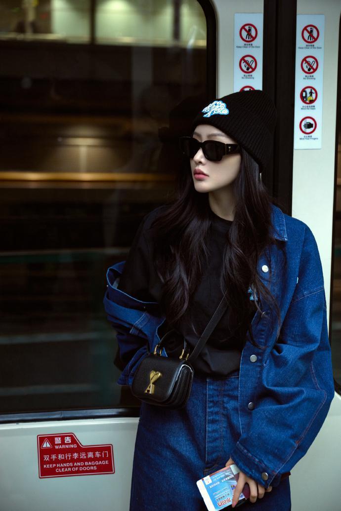 张天爱穿蓝色牛仔套装 展慵懒酷炫气质