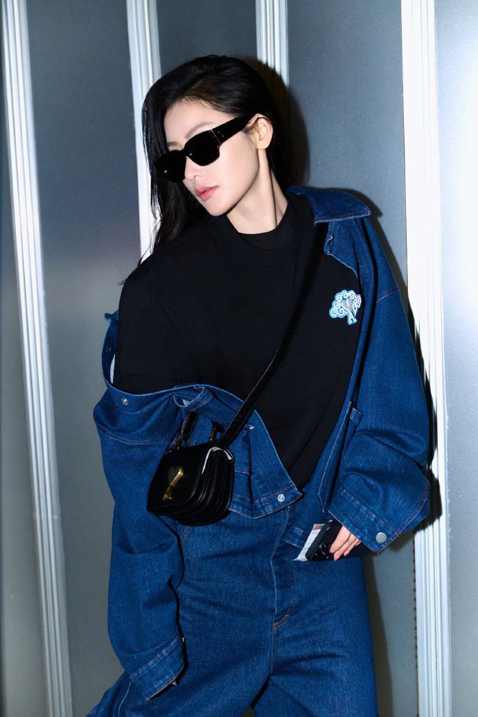 张天爱穿蓝色牛仔套装 展慵懒酷炫气质