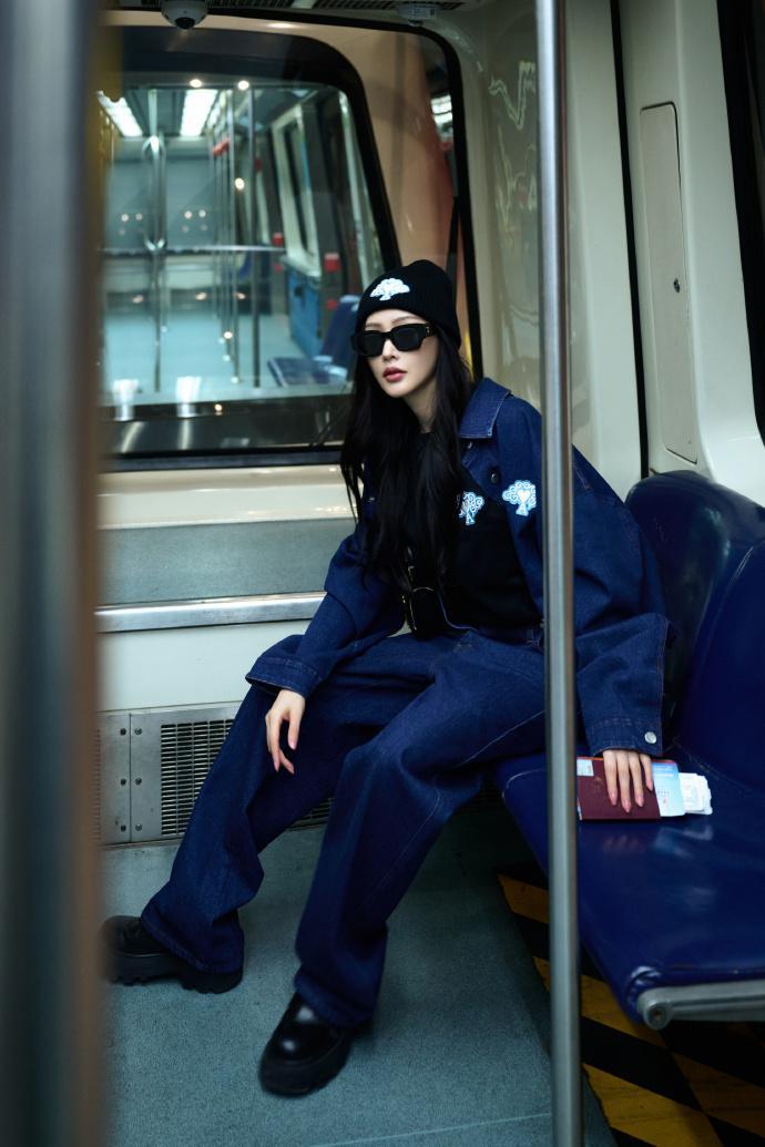 张天爱穿蓝色牛仔套装 展慵懒酷炫气质