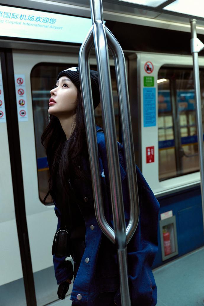 张天爱穿蓝色牛仔套装 展慵懒酷炫气质