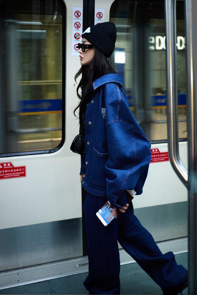 张天爱穿蓝色牛仔套装 展慵懒酷炫气质