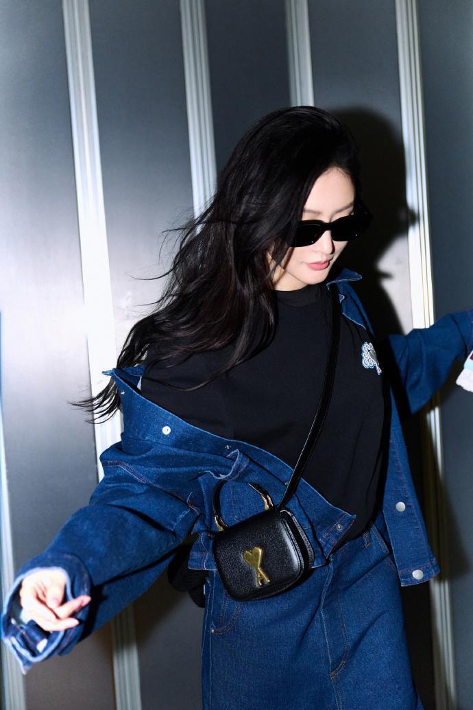 张天爱穿蓝色牛仔套装 展慵懒酷炫气质