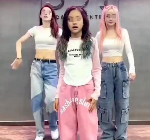 甜馨首谈母亲出轨，被骂上热搜：最担心的事还是发生了