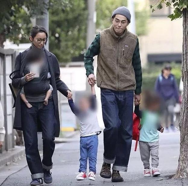 孕期出轨未成年后，他和三女同居？