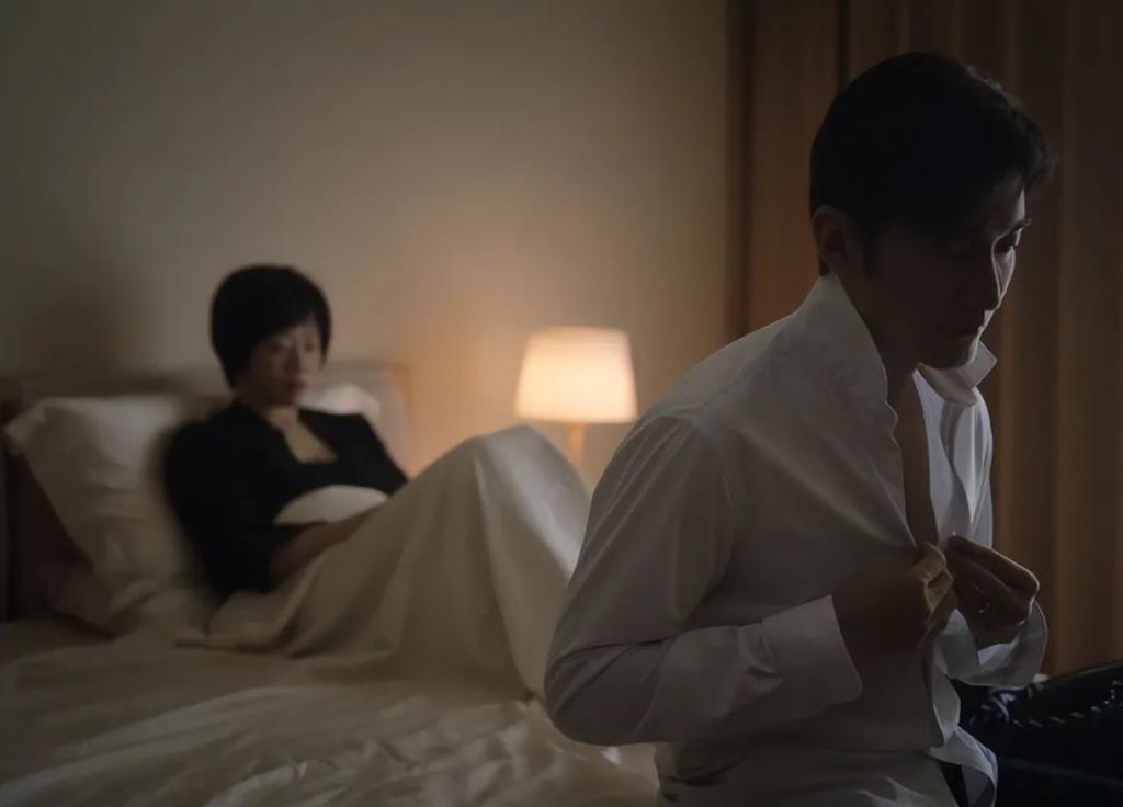 别再尬演情妇了！这是迷倒男人该有的皮囊？