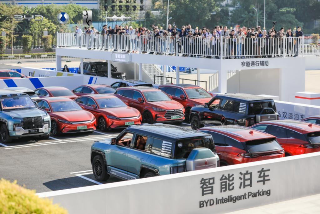 比亚迪要和华为掰手腕，王传福 1000 亿砸「整车智能」