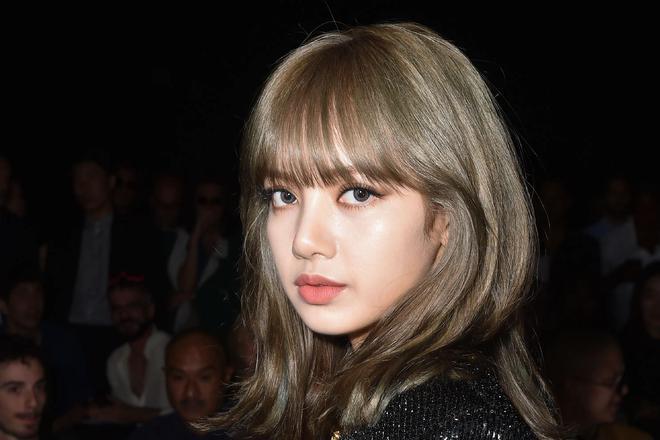 Lisa与法国第一夫人同框！行头超7万，双膝跪地很卑微被嘲