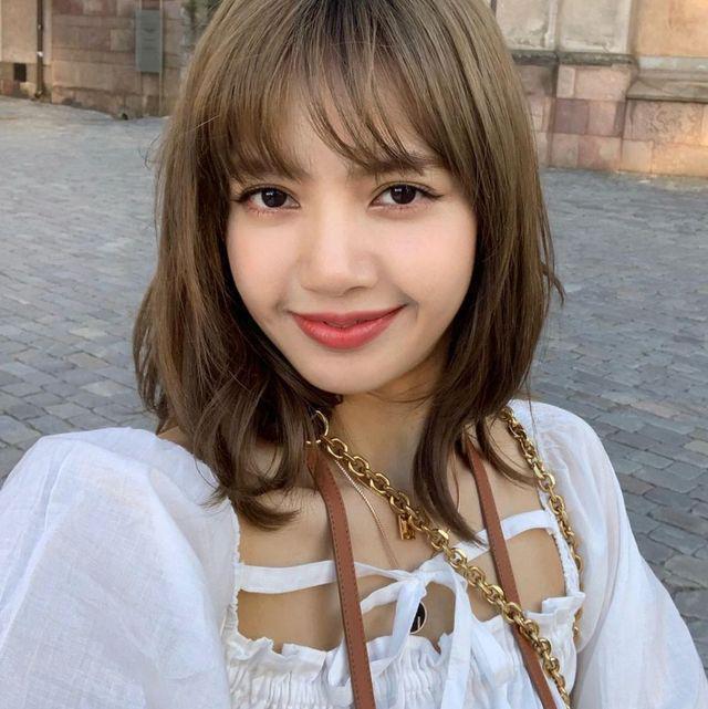 Lisa与法国第一夫人同框！行头超7万，双膝跪地很卑微被嘲