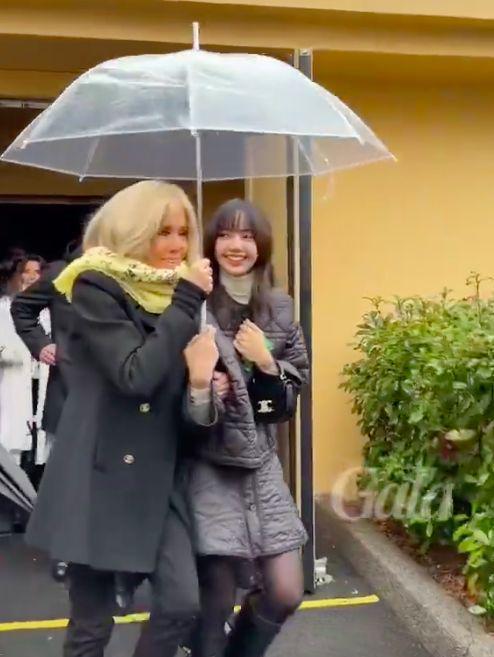 Lisa与法国第一夫人同框！行头超7万，双膝跪地很卑微被嘲