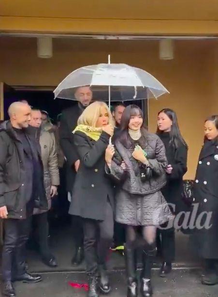 Lisa与法国第一夫人同框！行头超7万，双膝跪地很卑微被嘲