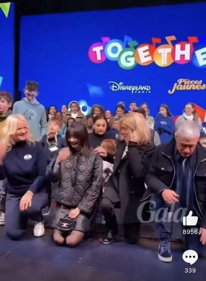 Lisa与法国第一夫人同框！行头超7万，双膝跪地很卑微被嘲