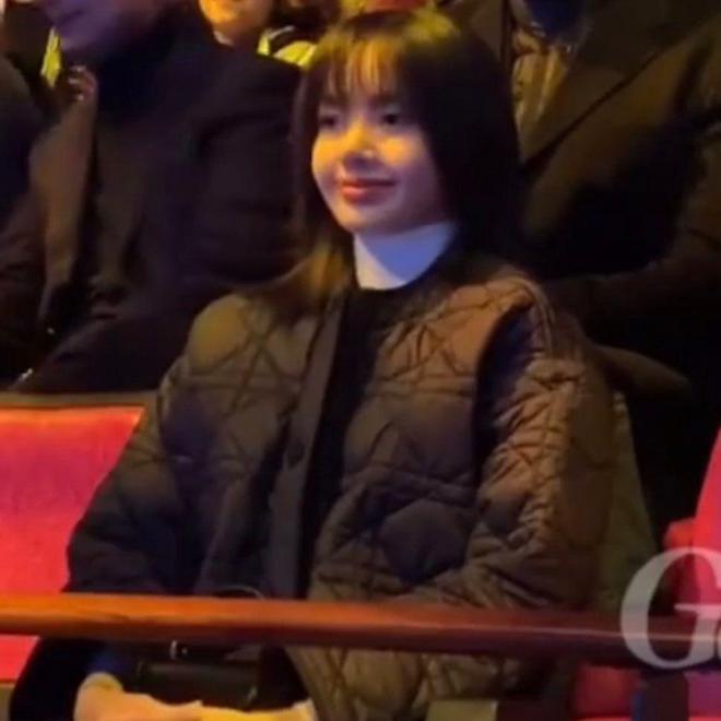 Lisa与法国第一夫人同框！行头超7万，双膝跪地很卑微被嘲