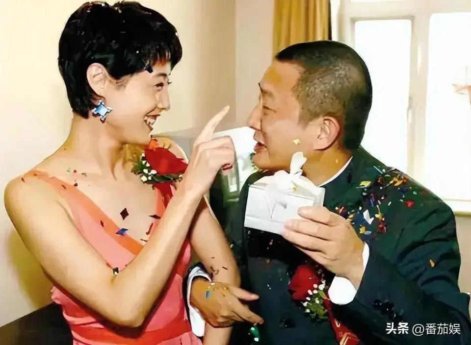 他爱上小23岁的宋佳，结婚5次！不顾儿子，和刘蓓离婚