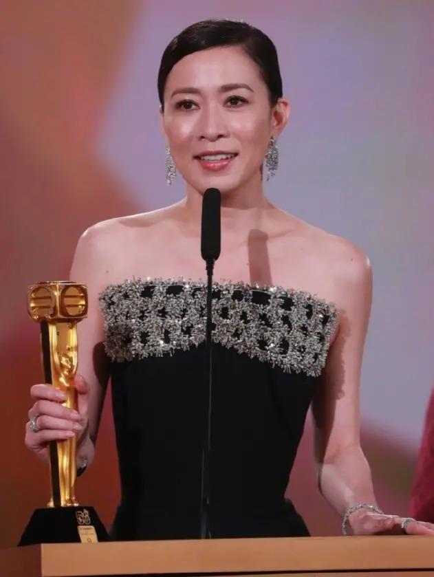 同居四年后分手，佘诗曼成“三料视后”，他却只能演烂片