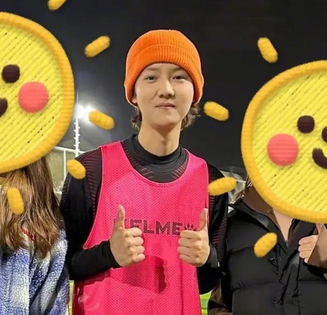 鹿晗素颜被偶遇，撞脸尹正被质疑，关晓彤忙拍戏不在身边