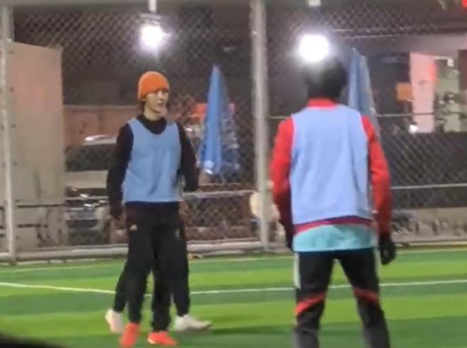 鹿晗素颜被偶遇，撞脸尹正被质疑，关晓彤忙拍戏不在身边