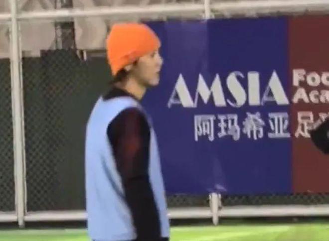 鹿晗素颜被偶遇，撞脸尹正被质疑，关晓彤忙拍戏不在身边