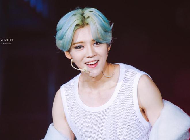 鹿晗素颜被偶遇，撞脸尹正被质疑，关晓彤忙拍戏不在身边