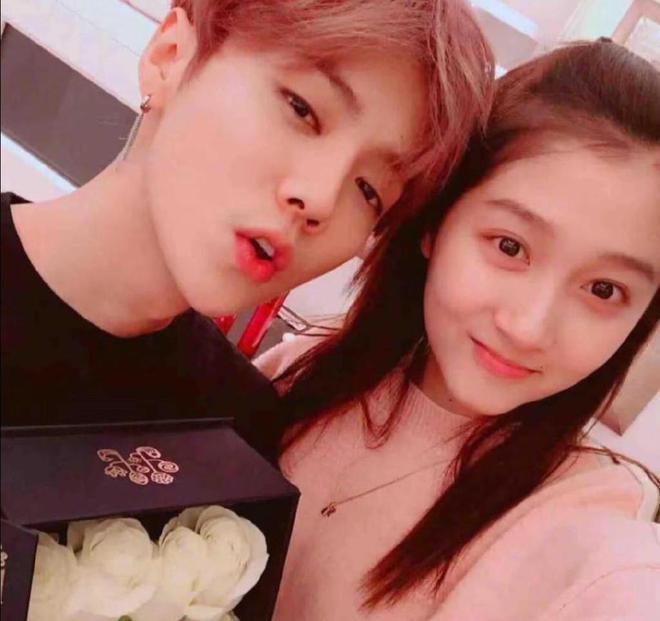 鹿晗素颜被偶遇，撞脸尹正被质疑，关晓彤忙拍戏不在身边