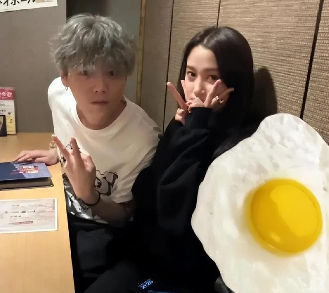 鹿晗素颜被偶遇，撞脸尹正被质疑，关晓彤忙拍戏不在身边